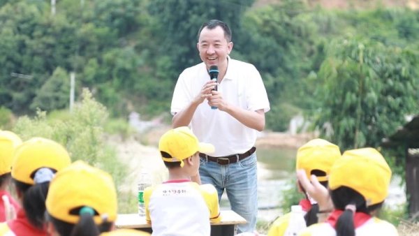 长富配资 曾经的“最牛县委书记”，通过公益探索基层社会治理路径