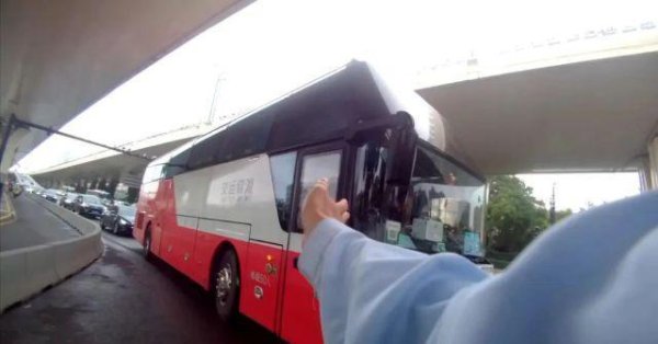 天策吧 徐汇交警严查大客车违法！